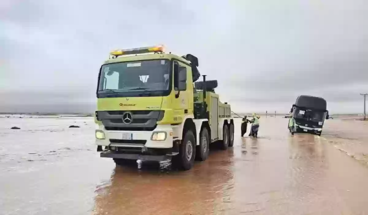 احتجاز 9 أشخاص في سيل داخل حافلة والدفاع المدني يباشر.