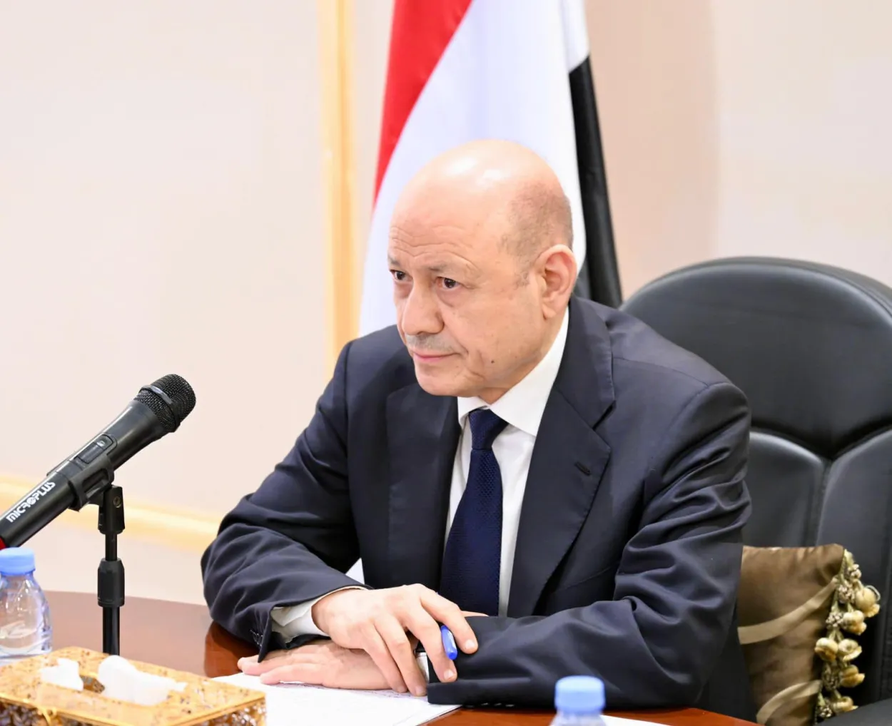 العليمي يصدر قرارًا بإسقاط عضوية عيدروس الزُبيدي وإحالته للنائب العام بتهم الخيانة العظمى