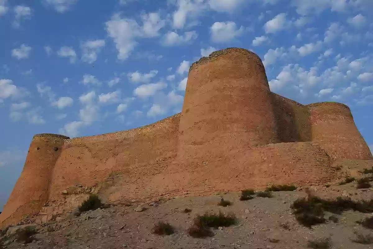 منبع اكتشاف أهم الآثار | قصة جزيرة تاروت وكم عمرها ومن بنى قلعة تاروت