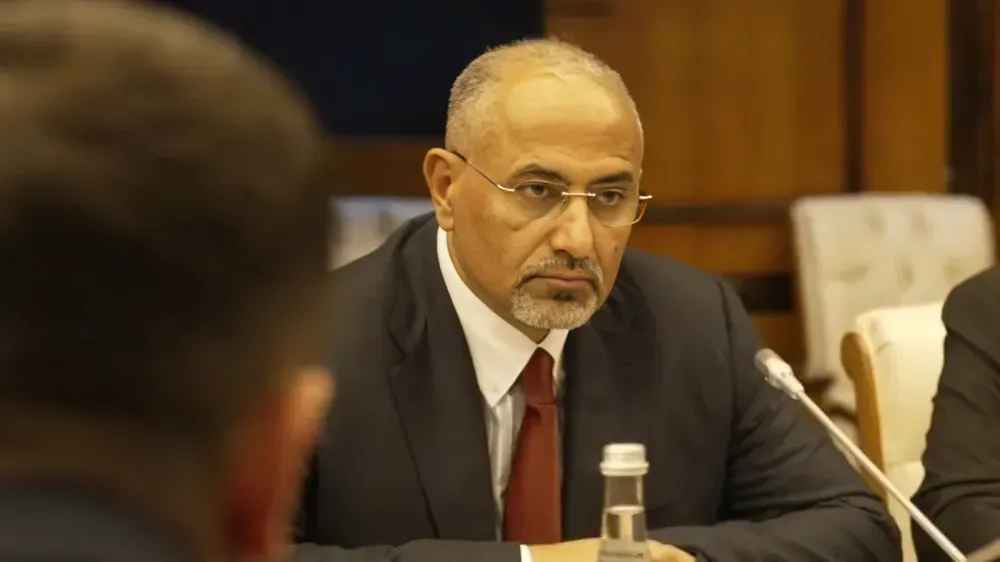 الزبيدي من أبوظبي يدعو للتصعيد في عدن… ورسائل تتجاوز الحكومة اليمنية إلى السعودية