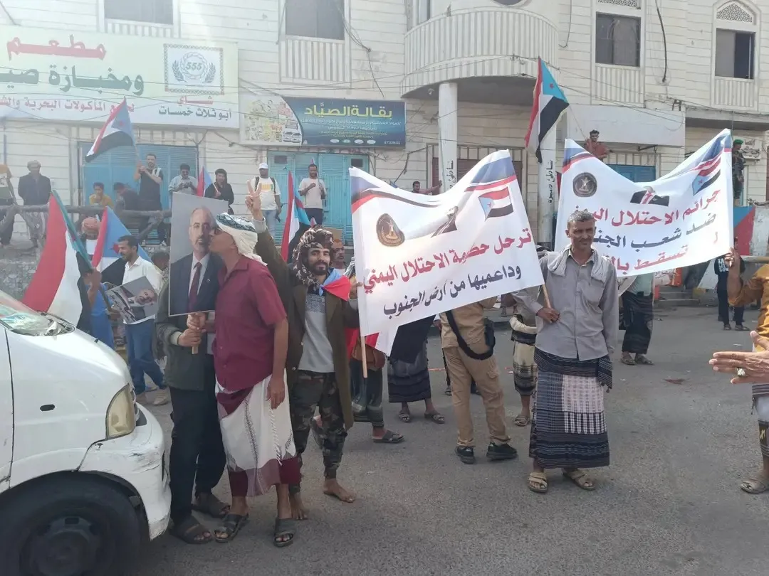 تظاهرة محدودة للانتقالي أمام معاشيق لمحاولة تعطيل انعقاد الحكومة في عدن