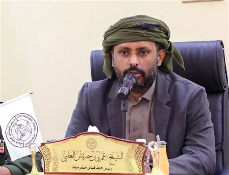 الشيخ عمرو بن حبريش يصل السعودية للتشاور حول التطورات الأخيرة في حضرموت