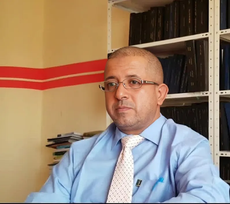السلطة المحلية في عدن تدين اغتيال التربوي عبدالرحمن الشاعر وتوجّه بتحقيق عاجل